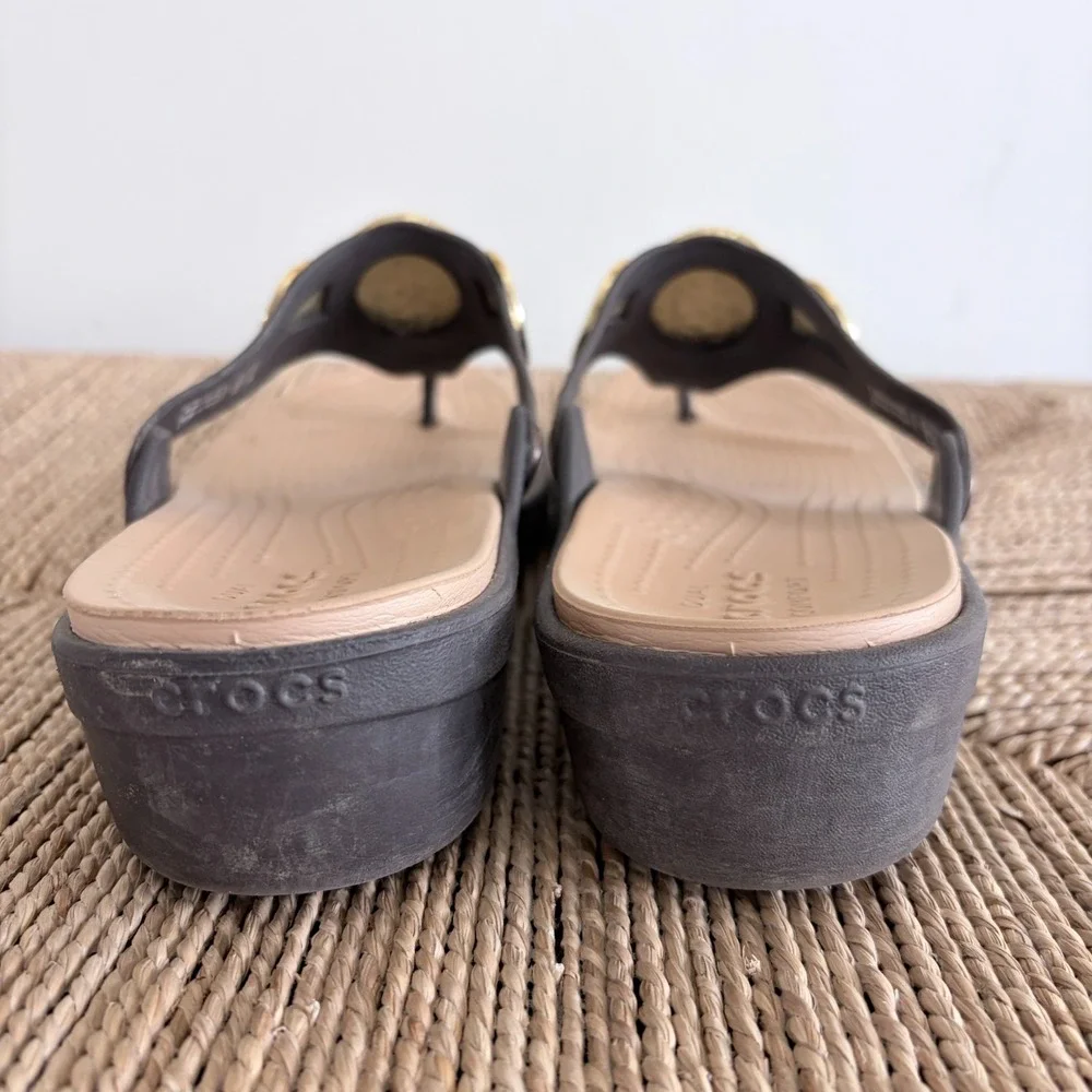 Crocs Sanrah Hammered Circle Wedge Flip Flop Sandals Women Sz 11 Espresso Gold - Picture 4 of 9